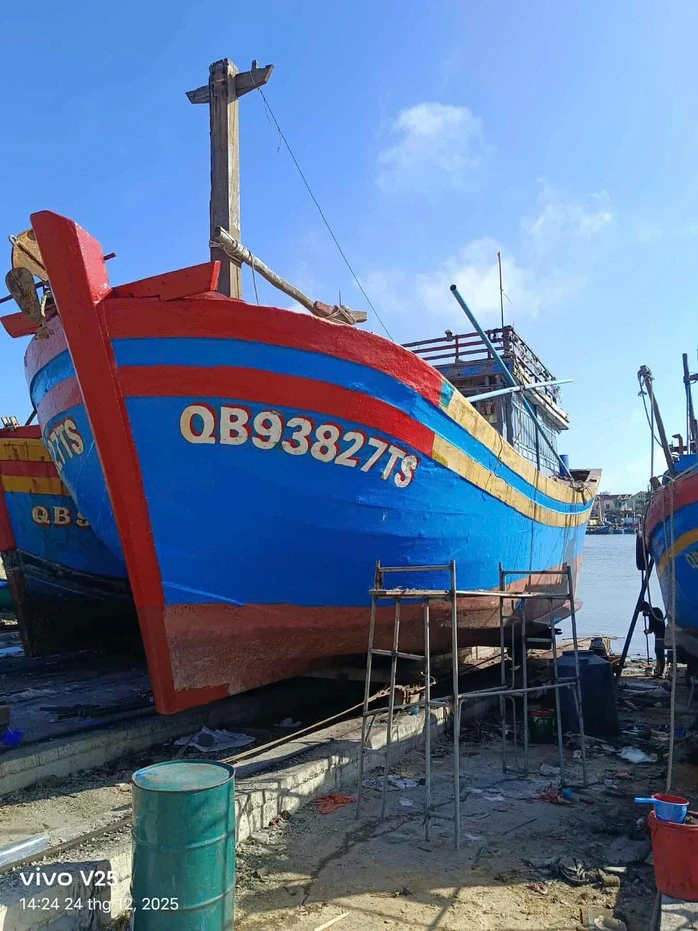 Tàu cá cùng 2 ngư dân bỗng dưng mất tích trên biển Sơn Trà Tàu cá cùng 2 ngư dân bỗng dưng mất tích trên biển Sơn Trà