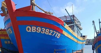 Tàu cá và 2 ngư dân mất liên lạc trên biển