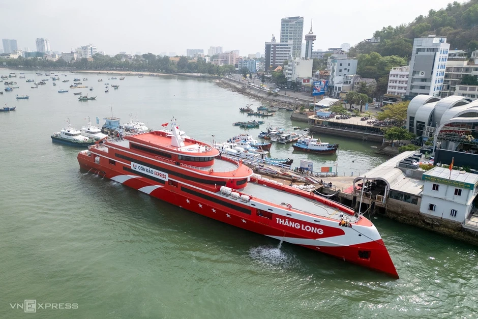 Tàu chở 200 khách đi Côn Đảo gặp sự cố Tàu chở 200 khách đi Côn Đảo gặp sự cố