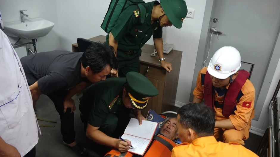 Tàu cứu nạn khẩn trương ứng cứu ngư dân đột quỵ giữa biển Tàu cứu nạn khẩn trương ứng cứu ngư dân đột quỵ giữa biển