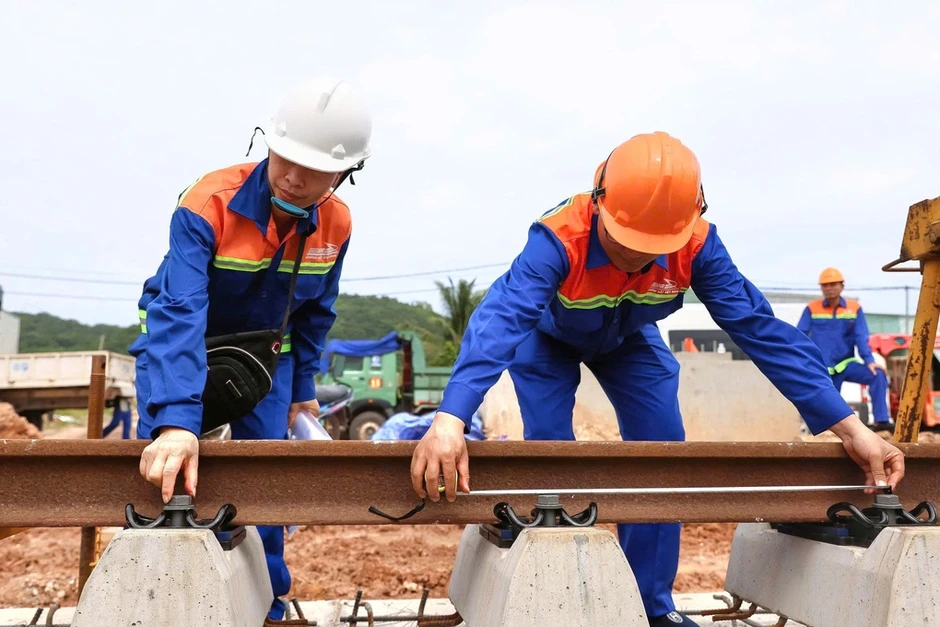 Tàu điện Phú Quốc chạy tối đa 100 km/h, chở 4.500 khách mỗi giờ Tàu điện Phú Quốc chạy tối đa 100 km/h, chở 4.500 khách mỗi giờ