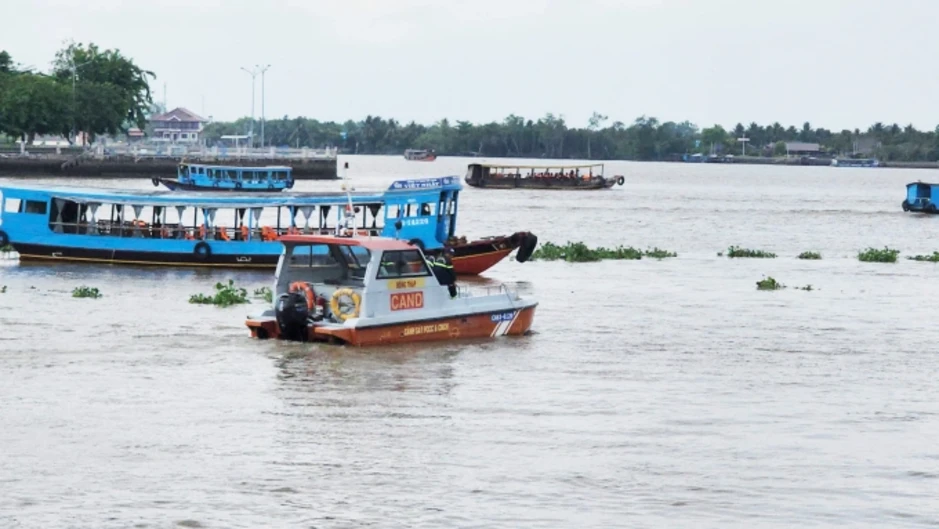 Tàu du lịch vụ hai người tử vong trên sông Tiền đã hết hạn sử dụng Tàu du lịch vụ hai người tử vong trên sông Tiền đã hết hạn sử dụng