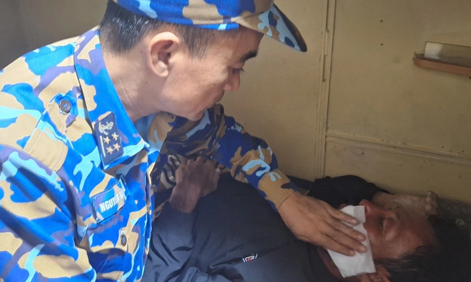 Tàu Hải quân cứu người đàn ông trôi dạt ngoài khơi Vũng Tàu Tàu Hải quân cứu người đàn ông trôi dạt ngoài khơi Vũng Tàu