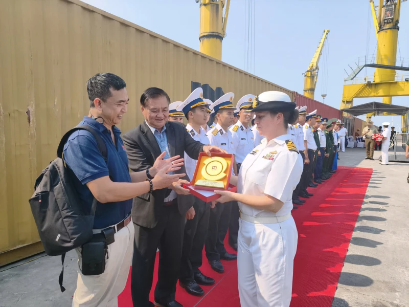 Tàu Hải quân Hoàng gia Australia thăm hữu nghị Đà Nẵng Tàu Hải quân Hoàng gia Australia thăm hữu nghị Đà Nẵng