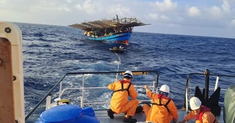 Tàu hải quân xuất phát cứu nạn 36 ngư dân tàu cá Quảng Ngãi trôi dạt trên biển
