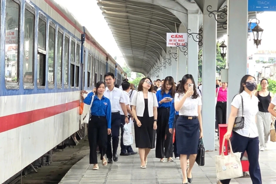 Tàu hỏa chở bác sĩ BV Bạch Mai đi Hà Nội - Phủ Lý hằng ngày Tàu hỏa chở bác sĩ BV Bạch Mai đi Hà Nội - Phủ Lý hằng ngày