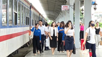Tàu hỏa chở bác sĩ BV Bạch Mai đi Hà Nội - Phủ Lý hằng ngày