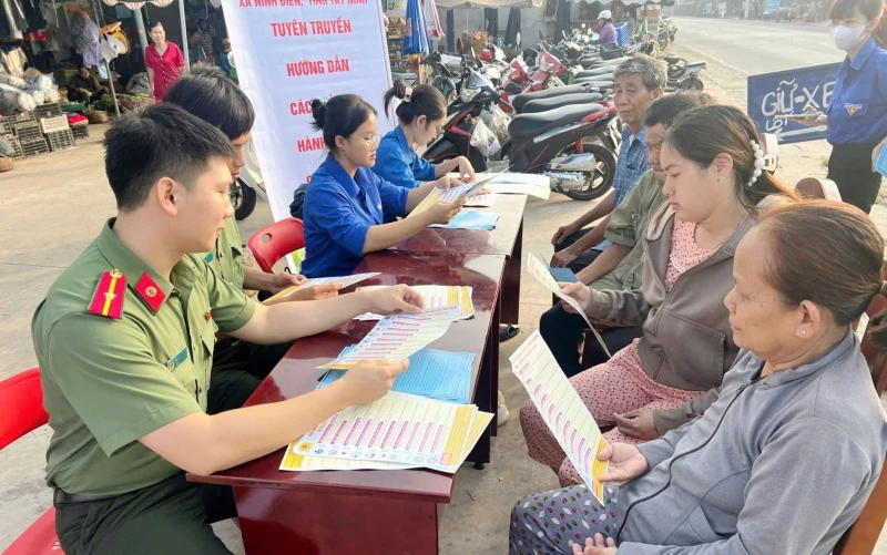 Tây Ninh đẩy mạnh chuyển đổi số phục vụ người dân và đảm bảo ANTT Tây Ninh đẩy mạnh chuyển đổi số phục vụ người dân và đảm bảo ANTT