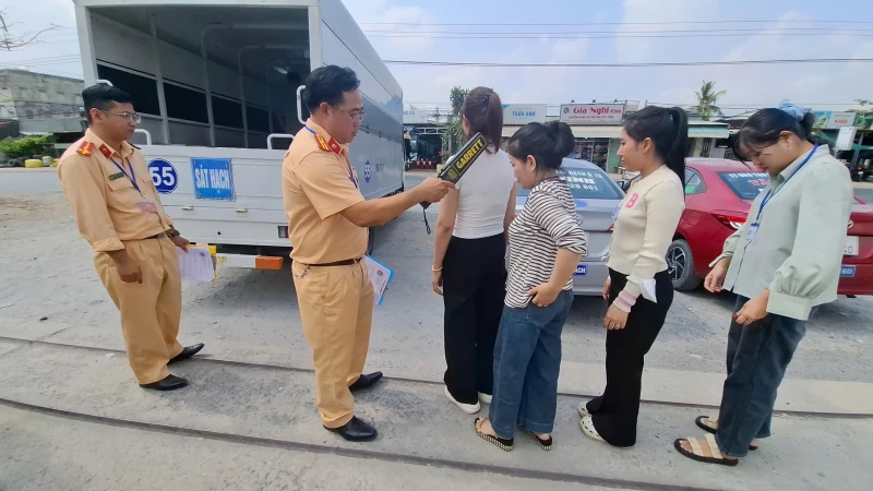 Tây Ninh: Siết chặt thi sát hạch lái xe, ngăn chặn gian lận từ thiết bị điện tử Tây Ninh: Siết chặt thi sát hạch lái xe, ngăn chặn gian lận từ thiết bị điện tử