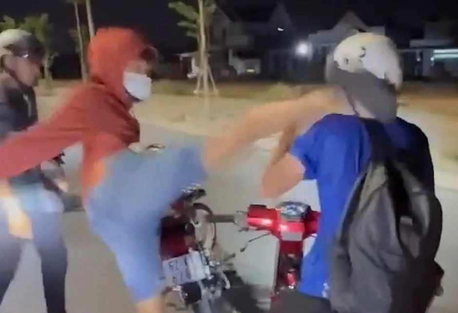 Tây Ninh: Truy tìm nhóm thanh niên hành hung người đi đường vì tiếng nẹt pô Tây Ninh: Truy tìm nhóm thanh niên hành hung người đi đường vì tiếng nẹt pô