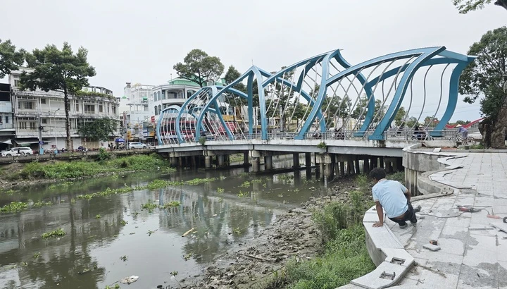 Thách nhau bơi qua sông, một thanh niên ở Cần Thơ mất tích Thách nhau bơi qua sông, một thanh niên ở Cần Thơ mất tích
