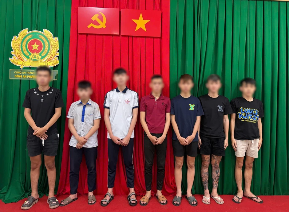 Thách thức nhau trên Facebook, nhóm thanh thiếu niên mang dao hỗn chiến giữa phố Thách thức nhau trên Facebook, nhóm thanh thiếu niên mang dao hỗn chiến giữa phố
