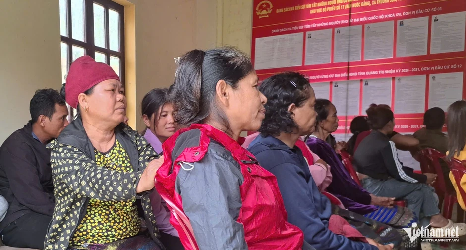 Thăm bản của đồng bào Bru Vân Kiều trước ngày bầu cử sớm Thăm bản của đồng bào Bru Vân Kiều trước ngày bầu cử sớm