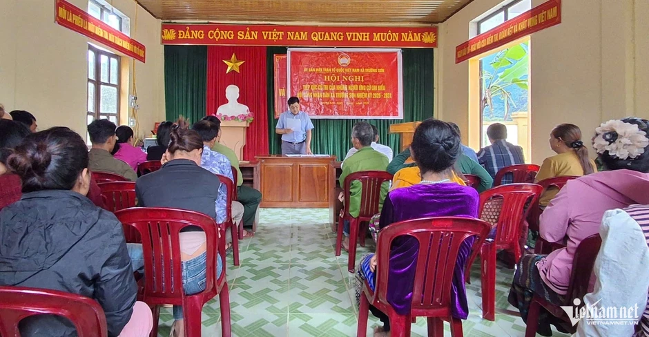 Thăm bản của đồng bào Bru Vân Kiều trước ngày bầu cử sớm Thăm bản của đồng bào Bru Vân Kiều trước ngày bầu cử sớm