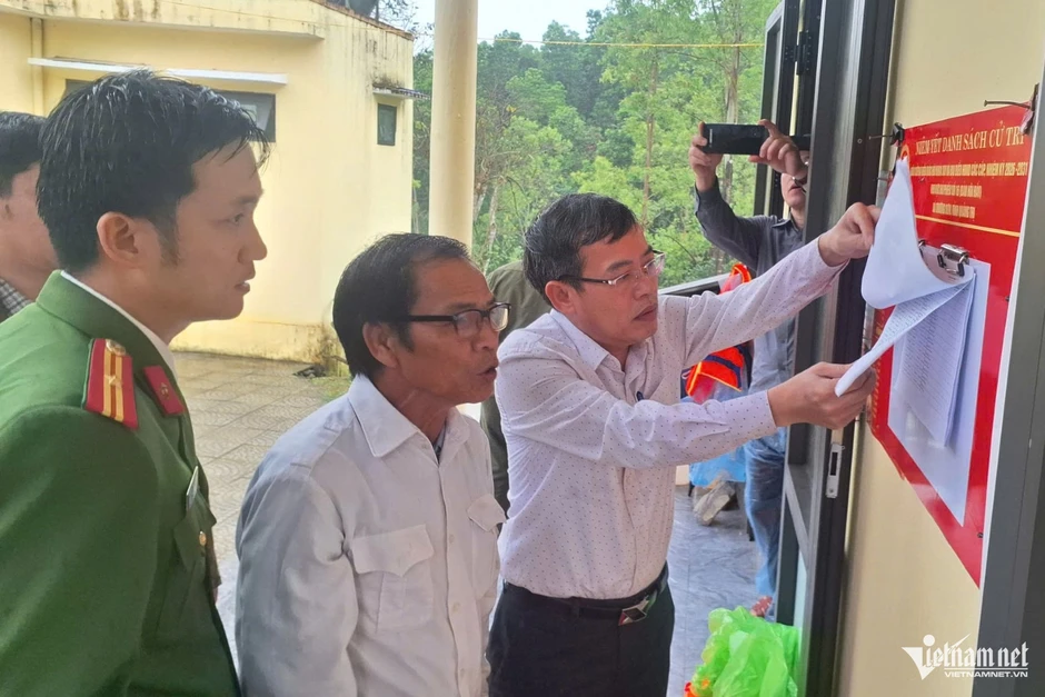 Thăm bản của đồng bào Bru Vân Kiều trước ngày bầu cử sớm Thăm bản của đồng bào Bru Vân Kiều trước ngày bầu cử sớm