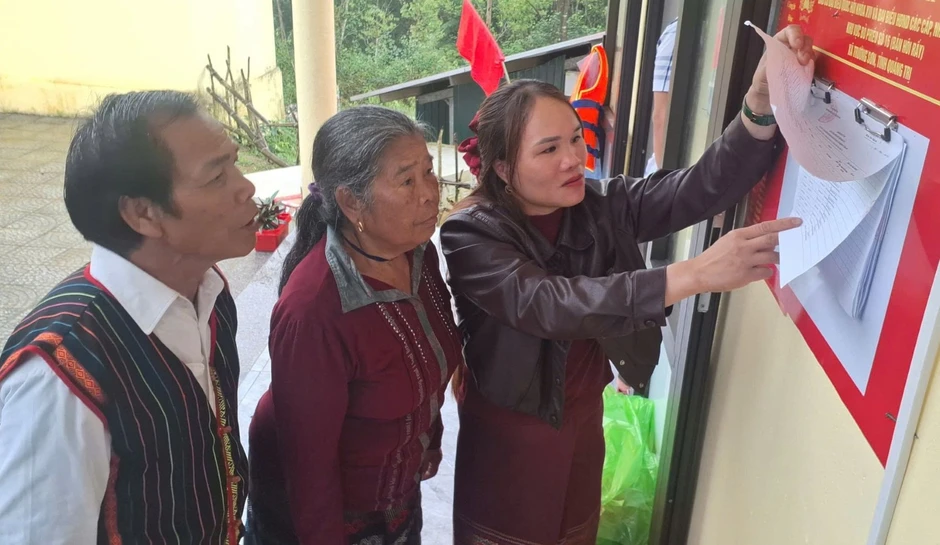 Thăm bản của đồng bào Bru Vân Kiều trước ngày bầu cử sớm Thăm bản của đồng bào Bru Vân Kiều trước ngày bầu cử sớm