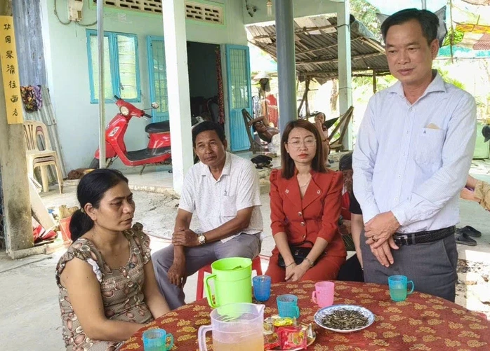 Thăm hỏi, động viên gia đình 2 nạn nhân tử vong do điện giật ở Cà Mau Thăm hỏi, động viên gia đình 2 nạn nhân tử vong do điện giật ở Cà Mau