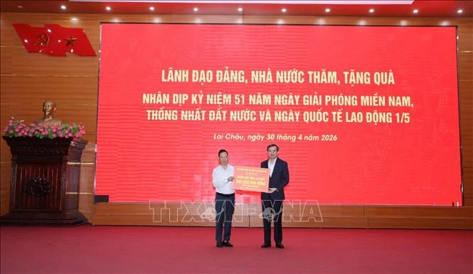 Thăm, tặng quà các gia đình chính sách tại Lai Châu Thăm, tặng quà các gia đình chính sách tại Lai Châu