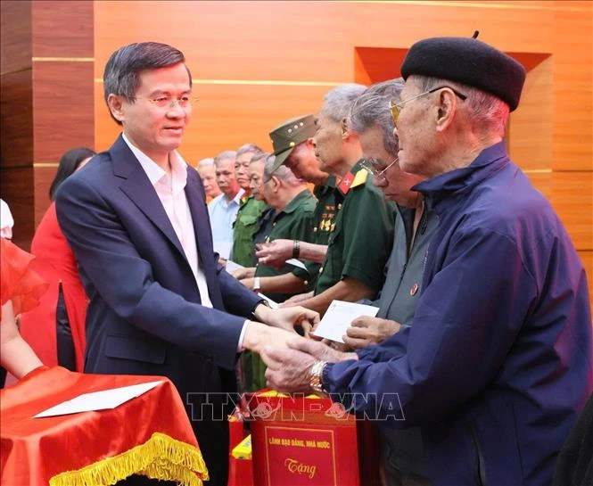 Thăm, tặng quà các gia đình chính sách tại Lai Châu Thăm, tặng quà các gia đình chính sách tại Lai Châu