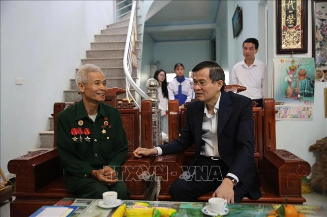 Thăm, tặng quà các gia đình chính sách tại Lai Châu Thăm, tặng quà các gia đình chính sách tại Lai Châu