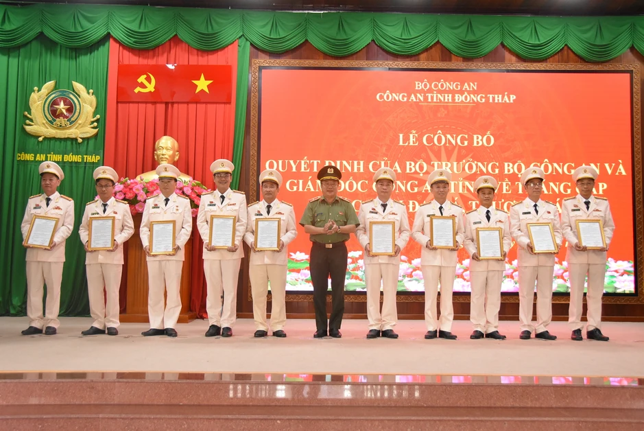 Thăng cấp bậc hàm cho 140 lãnh đạo, chỉ huy Công an tỉnh Đồng Tháp Thăng cấp bậc hàm cho 140 lãnh đạo, chỉ huy Công an tỉnh Đồng Tháp