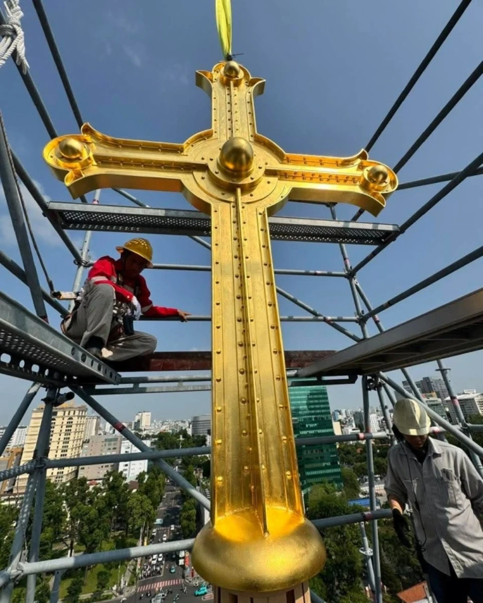 Thánh giá mạ vàng Nhà thờ Đức Bà Sài Gòn chế tác ra sao Thánh giá mạ vàng Nhà thờ Đức Bà Sài Gòn chế tác ra sao
