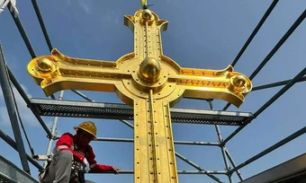 Thánh giá mạ vàng Nhà thờ Đức Bà Sài Gòn chế tác ra sao