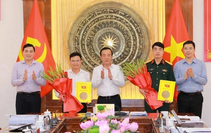 Thanh Hóa trao các quyết định của Ban Bí thư về công tác cán bộ Thanh Hóa trao các quyết định của Ban Bí thư về công tác cán bộ