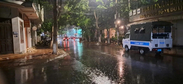 Thanh niên cầm dao cố thủ trong quán cà phê gần 2 ngày ở Buôn Ma Thuột Thanh niên cầm dao cố thủ trong quán cà phê gần 2 ngày ở Buôn Ma Thuột
