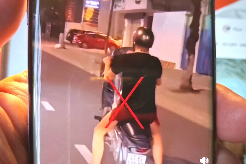 Thanh niên đi xe máy một bánh trên đường phố Thanh niên đi xe máy một bánh trên đường phố