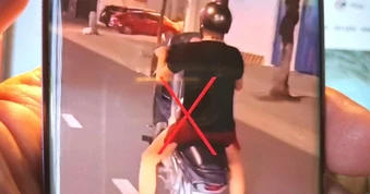 Thanh niên đi xe máy một bánh trên đường phố