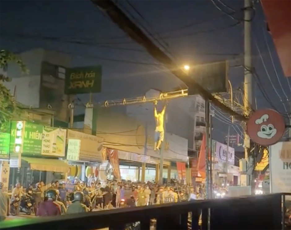 Thanh niên nghi 'ngáo đá' cầm kéo đập phá trên mái nhà, đu dây cáp gây náo loạn