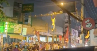 Thanh niên nghi 'ngáo đá' cầm kéo đập phá trên mái nhà, đu dây cáp gây náo loạn