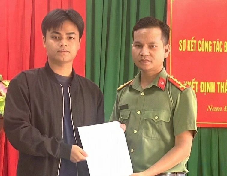 Thanh niên Tà Ôi, Cơ Tu viết đơn tình nguyện tham gia nghĩa vụ Công an Thanh niên Tà Ôi, Cơ Tu viết đơn tình nguyện tham gia nghĩa vụ Công an