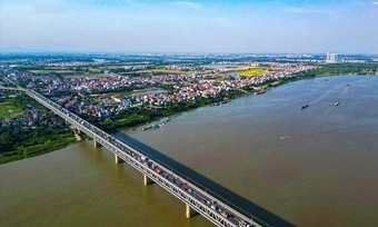 Thành phố bên sông và 'giới hạn đỏ' của sông Hồng