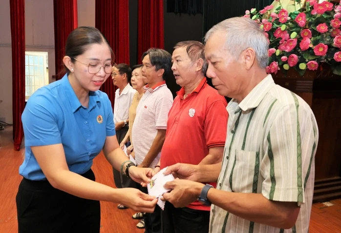 Thành ủy TPHCM ra chỉ thị mới về công tác giảm nghèo Thành ủy TPHCM ra chỉ thị mới về công tác giảm nghèo