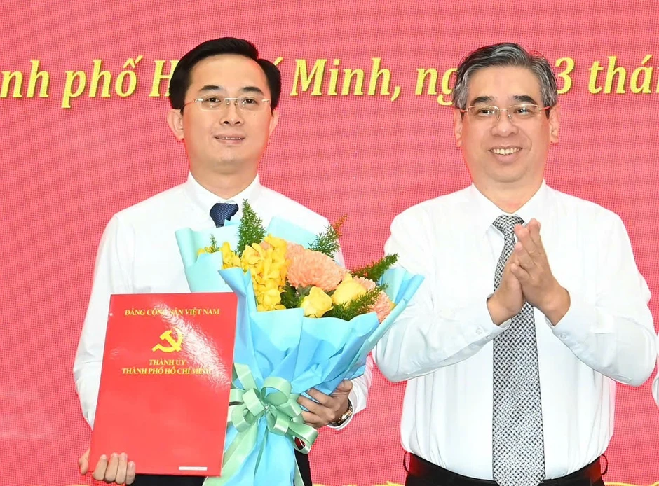 Thành ủy TPHCM trao quyết định của Ban Bí thư về công tác cán bộ Thành ủy TPHCM trao quyết định của Ban Bí thư về công tác cán bộ