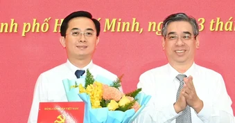 Thành ủy TPHCM trao quyết định của Ban Bí thư về công tác cán bộ