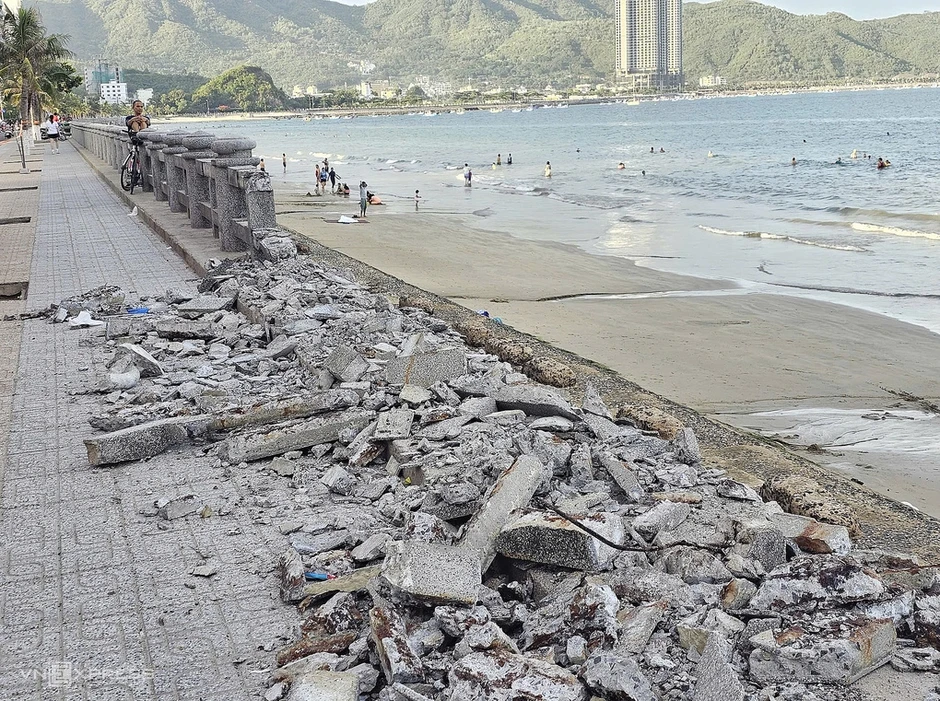 Tháo dỡ 2 km lan can dọc biển trung tâm Nha Trang Tháo dỡ 2 km lan can dọc biển trung tâm Nha Trang