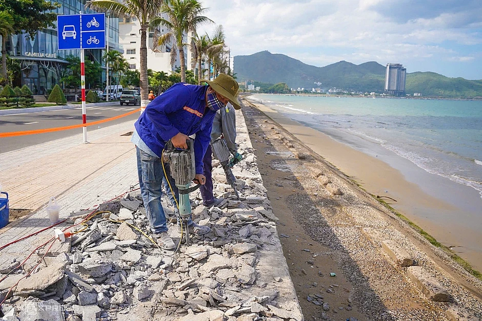 Tháo dỡ 2 km lan can dọc biển trung tâm Nha Trang Tháo dỡ 2 km lan can dọc biển trung tâm Nha Trang