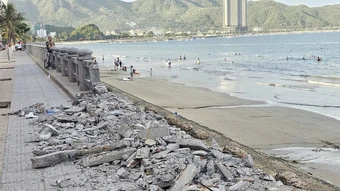 Tháo dỡ 2 km lan can dọc biển trung tâm Nha Trang