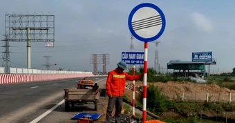 Tháo dỡ biển giới hạn tốc độ 50km/h trên cầu Gianh, cầu Quán Hàu sau phản ánh của TinVina