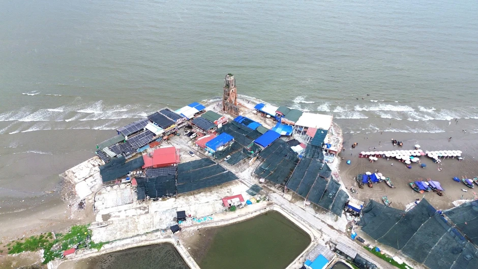 Tháo dỡ hàng loạt nhà hàng trái phép quanh nhà thờ đổ Hải Lý Tháo dỡ hàng loạt nhà hàng trái phép quanh nhà thờ đổ Hải Lý