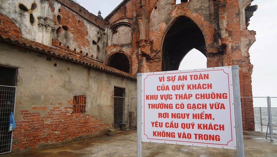 Tháo dỡ hàng loạt nhà hàng trái phép quanh nhà thờ đổ Hải Lý Tháo dỡ hàng loạt nhà hàng trái phép quanh nhà thờ đổ Hải Lý