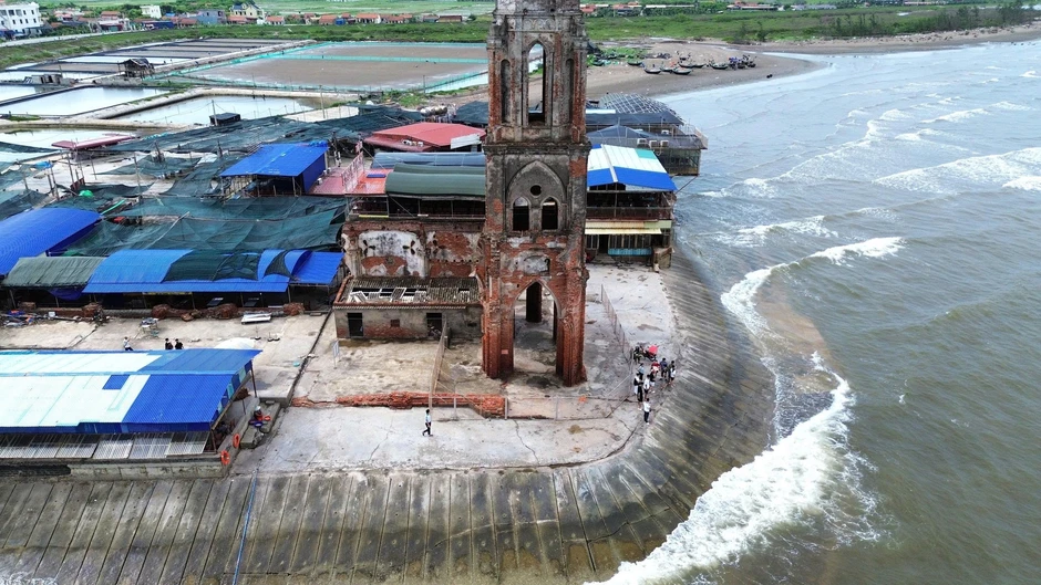 Tháo dỡ hàng loạt nhà hàng trái phép quanh nhà thờ đổ Hải Lý Tháo dỡ hàng loạt nhà hàng trái phép quanh nhà thờ đổ Hải Lý