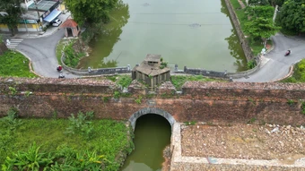 Tháo dỡ lô cốt trong kinh thành Huế