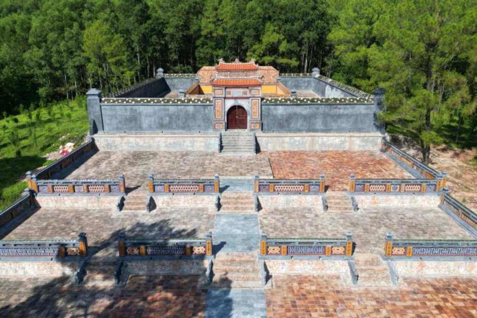 Tháo dỡ nhà rường dựng trái phép ở lăng hoàng thái hậu Từ Dụ Tháo dỡ nhà rường dựng trái phép ở lăng hoàng thái hậu Từ Dụ