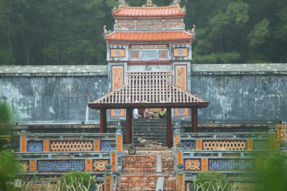 Tháo dỡ nhà rường dựng trái phép ở lăng hoàng thái hậu Từ Dụ Tháo dỡ nhà rường dựng trái phép ở lăng hoàng thái hậu Từ Dụ