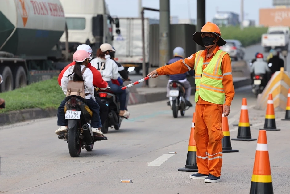 Tháo dỡ trạm thu phí cầu Đồng Nai sau 6 năm dừng hoạt động