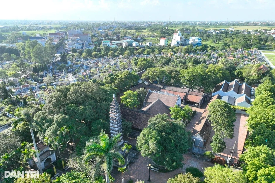Tháp chùa Phổ Minh 700 năm tuổi in trên tờ tiền 100 đồng Tháp chùa Phổ Minh 700 năm tuổi in trên tờ tiền 100 đồng